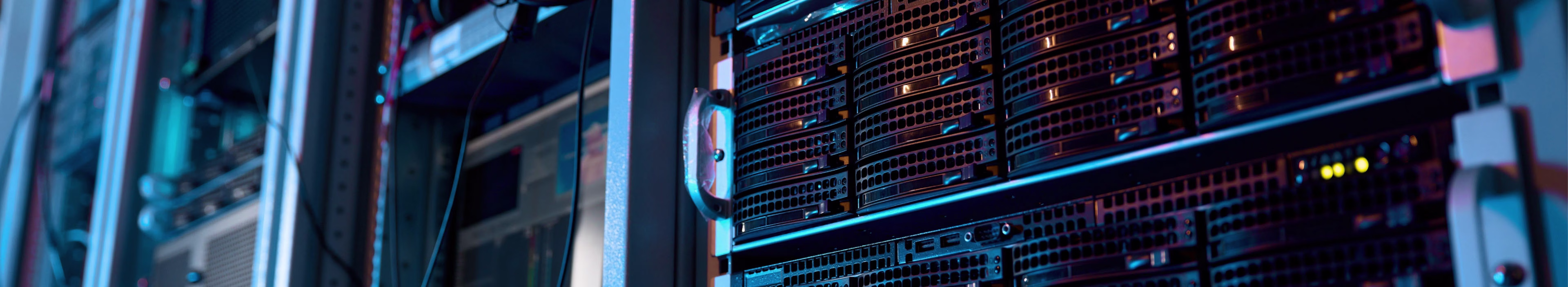 Rack server per data center che rappresentano infrastrutture energetiche modulari, soluzioni di energia distribuita e tecnologie resilienti per operazioni digitali affidabili.