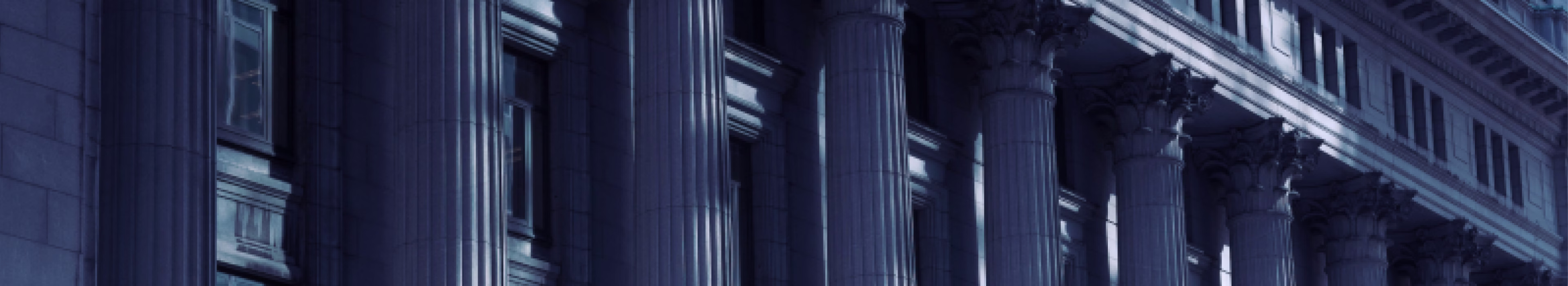 Colonne di un edificio istituzionale che rappresentano la resilienza della rete elettrica, le politiche energetiche e infrastrutture energetiche affidabili.