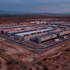 Vista aerea di un campus di data center che evidenzia crescita dell’IA e resilienza energetica.