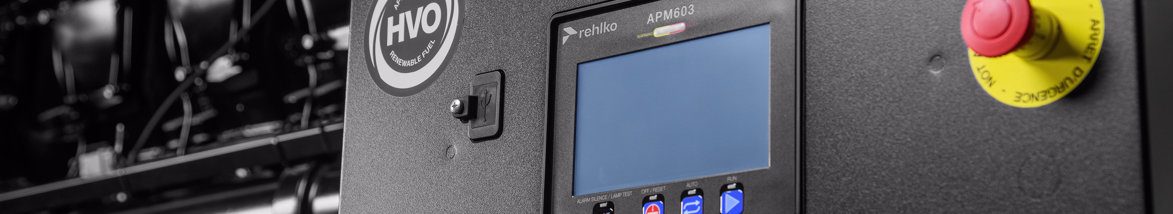Primo piano di un pannello di controllo per la generazione di energia compatibile con carburante rinnovabile HVO, che evidenzia soluzioni energetiche a basse emissioni, alimentazione di riserva sostenibile e infrastrutture resilienti.