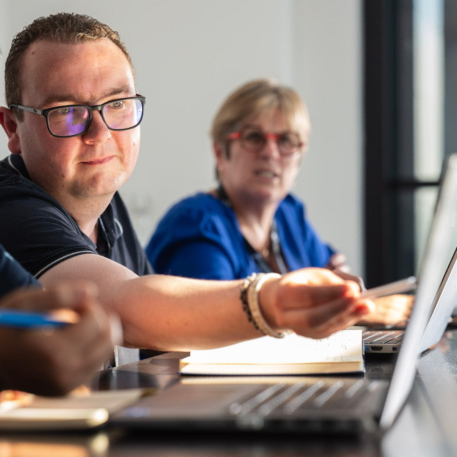 Filename: 8-L1130213.jpg
Man pointing to a computer screen during meeting