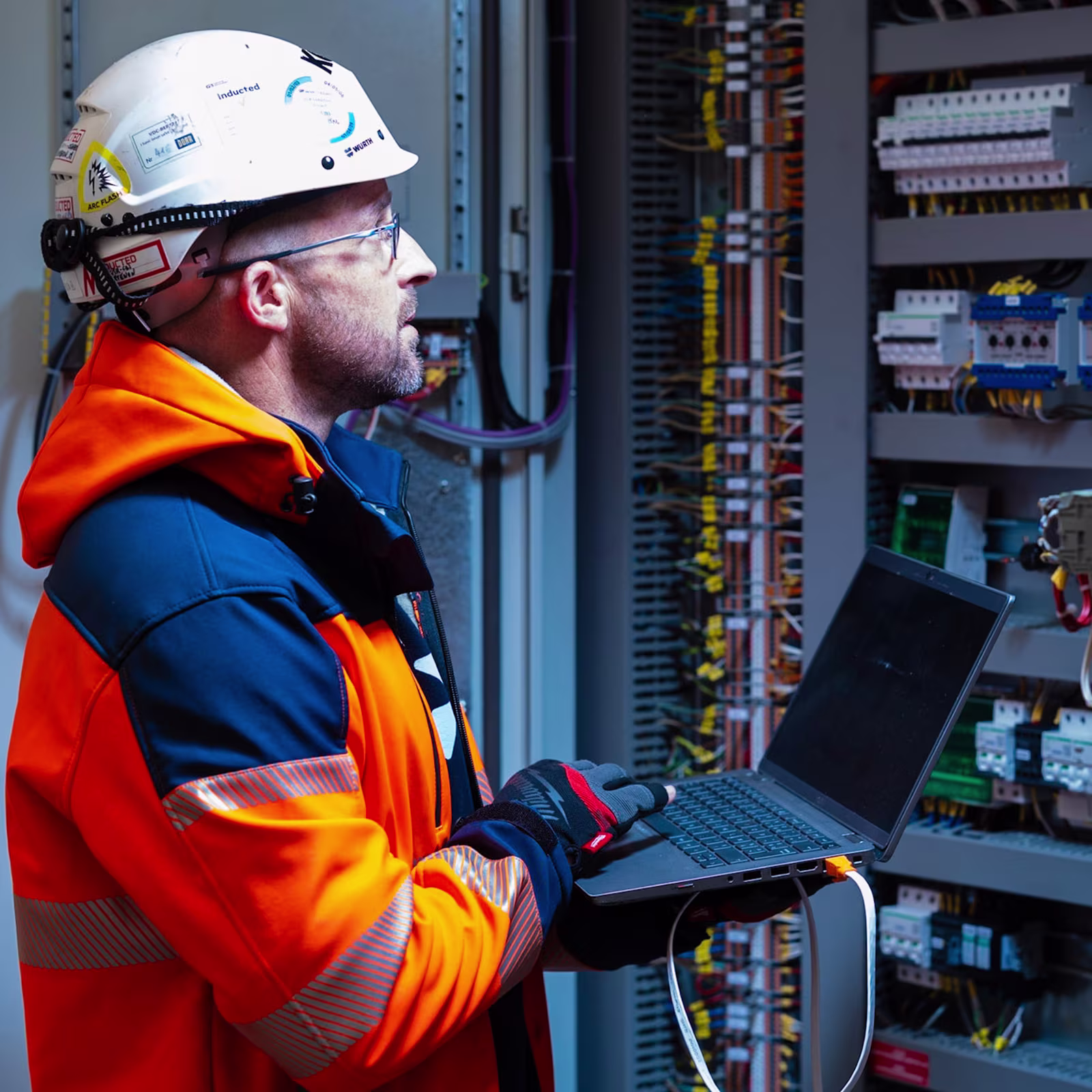 Man inspecting a datacenter with laptop