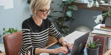 女性作家在家里用笔记本电脑工作