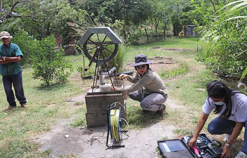Dr Heyddy Calderon measures groundwater parameters in rural wells with an undergraduate student in northern Nicaragua (Photo by Armando Muñoz)
