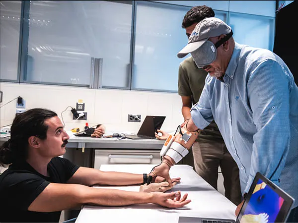 Using the thermally sensitive prosthetic hand，a57-year-old transradial amputee was able to manually sort objects of different temperatures and sense bodily contact with humans。（Credit:EPFL Caillet）