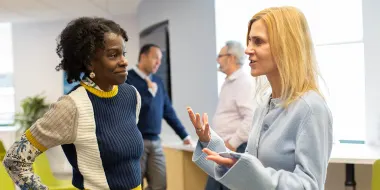 Angelica Kerr（left），a Data Reporting Analyst at Elsevier，talks with Judy Verses，President of Academic&Government Markets，in Elsevier’s New York office。（Photo by Alison Bert）