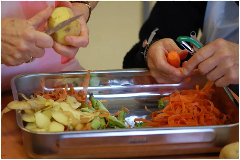 Épluchage et découpe des légumes par les patients.