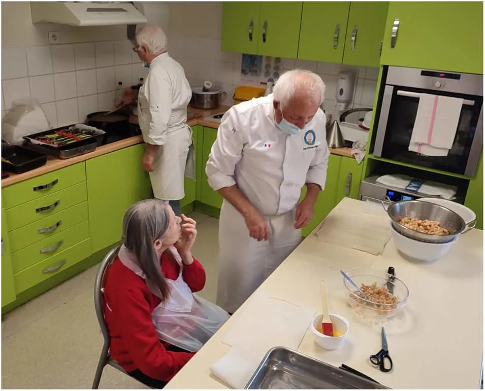 Mise en place de l’atelier cuisine thérapeutique avec l’équipe soignante et les Toques Blanches.