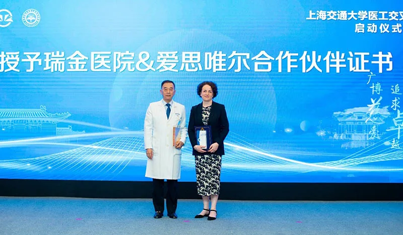 Dr Shen Baiyong, Vice President of Ruijin Hospital, affiliated with Shanghai Jiao Tong University School of Medicine, is awarded with a partner certificate by Elsevier Senior VP Louise Curtis in recognition of Elsevier’s collaboration with SJTU. 