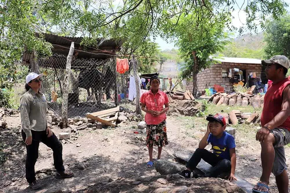 La Dra. Heyddy Calderón habla sobre la escasez de agua y las medidas de adaptación con miembros de la comunidad en el Corredor Seco de Nicaragua. (Fotografía de Armando Muñoz)