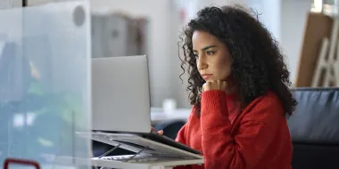 Woman working at a laptop computer (© istock.com/insta_photos)