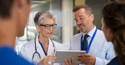 Photo of medical professionals collaborating. (© istock.com/Ridofranz)