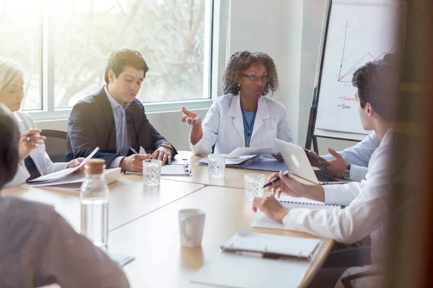 Personas sentadas en una reunión