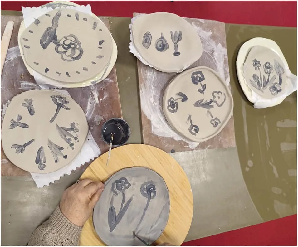 Atelier poterie de création d’assiettes en faïence