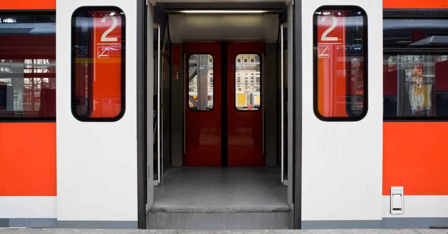 Waiting train - doors open © istockphoto.com/ollo