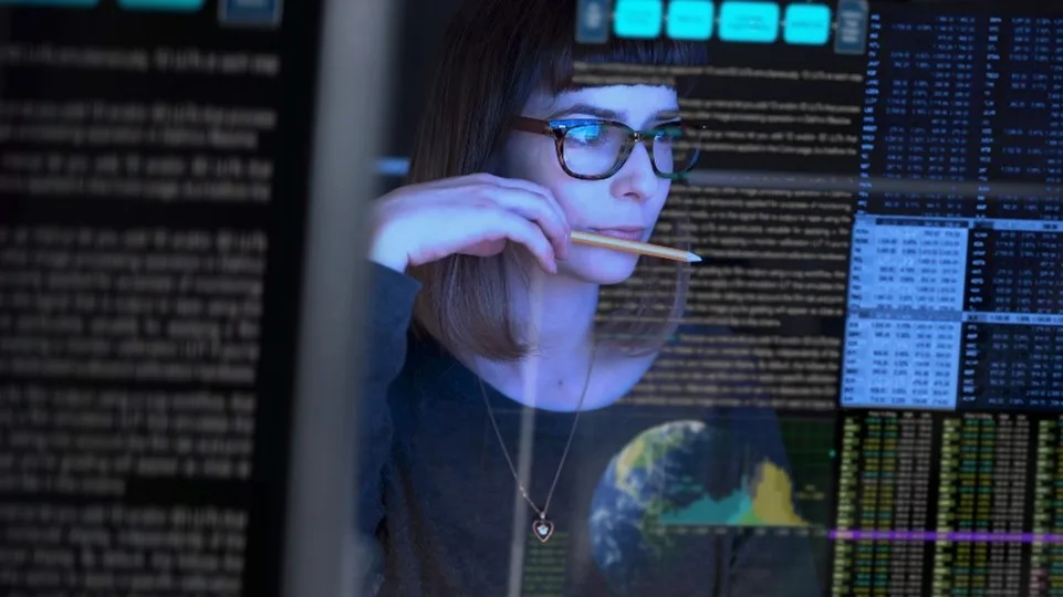 Mujer sentada frente a una laptop