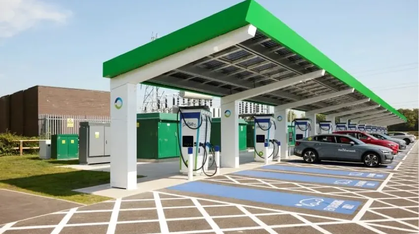 A view of the bp pulse charging station during the day where some cars are being charged.