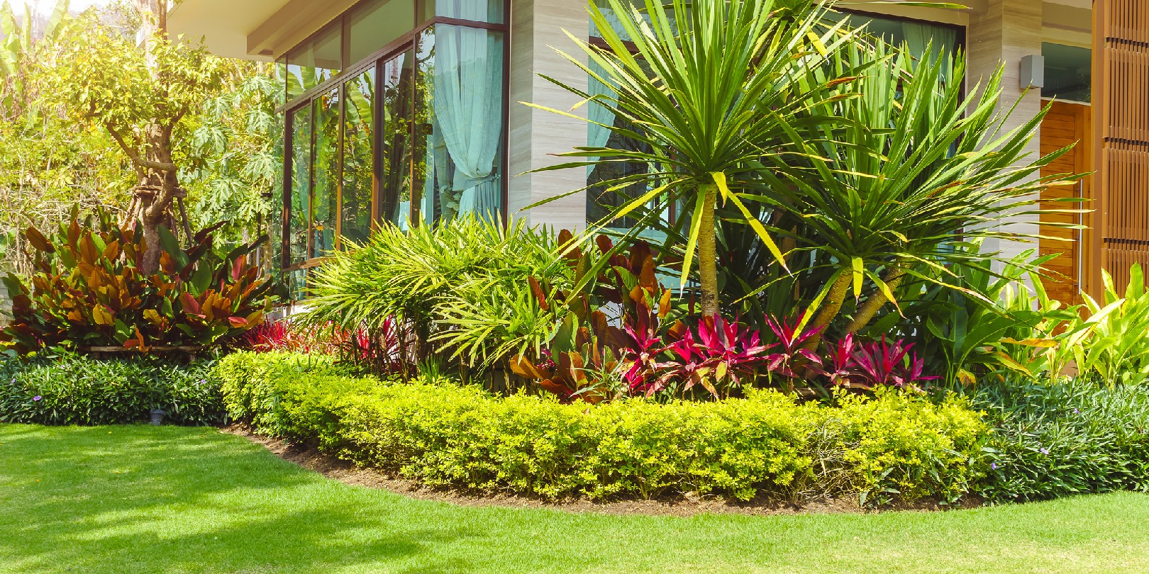 8 Cheap Simple Front Yard Landscaping Ideas for Any Budget | Garden Gate, image size:1620x810