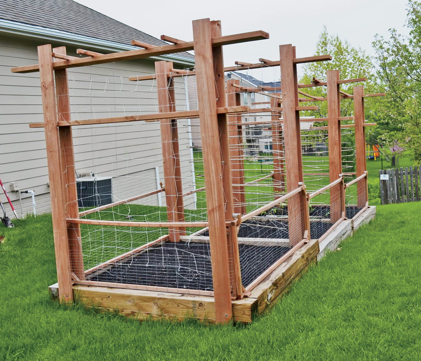 GG171 Tips neighborly-vegetable-garden: Maximize your backyard growing space by teaming up with a neighbor for the best garden site.