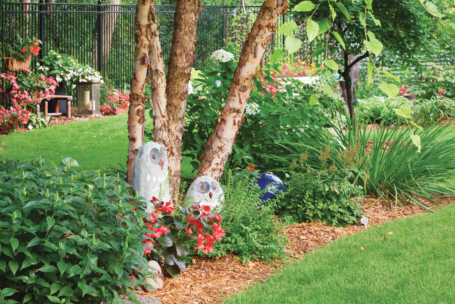 185 RGA River Birch and Owl Ornaments: The wise owl sculptures under the river birch
remind Sue of her father, who also loved gardening.
