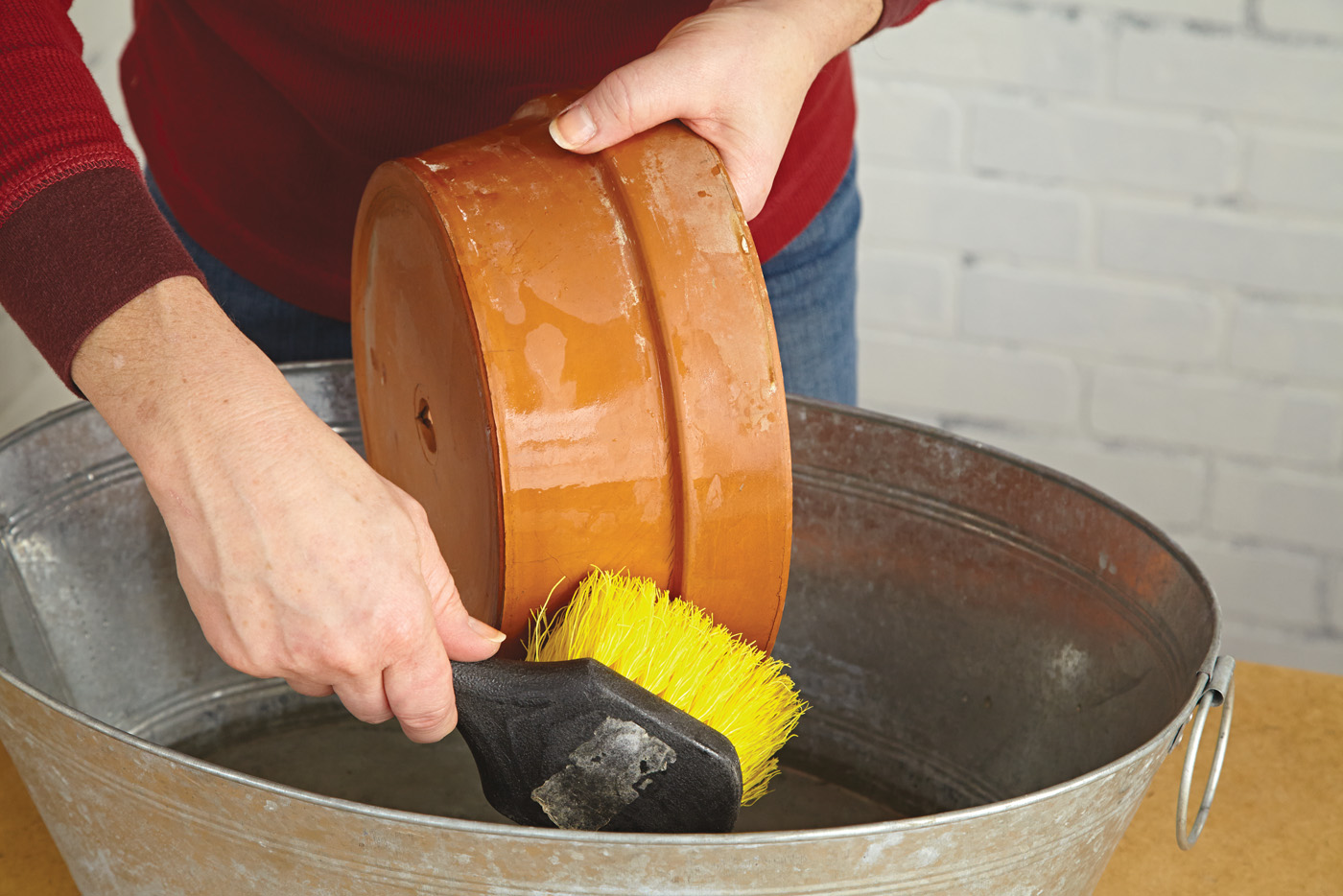 GG163 clean containers in early spring: If you didn't have time to sanitize containers in fall, be sure to clean them out before spring planting time.