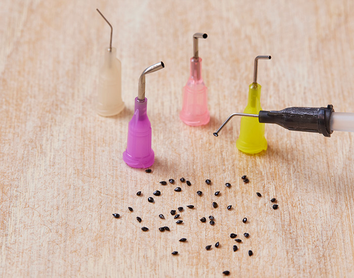 GRO MOR Mini Hand-Wand Seeder: The mini hand wand seeder comes with color-coded tips that match different sizes of seeds.