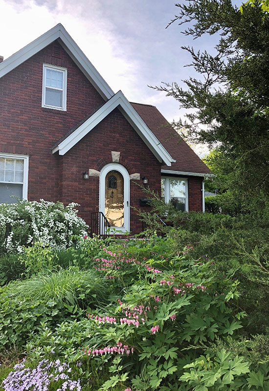 chloe’s front garden in spring 2019: Our first spring in the home in 2019. This pretty spring scene appeared without me even lifting a finger.