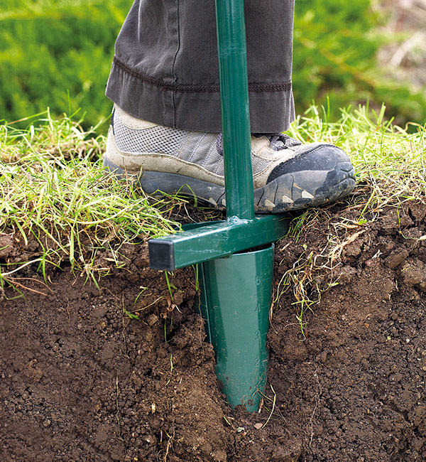 Traditional long-handled bulb planter tool: Designed specifically for bulbs, these traditional bulb planters make holes of  the perfect size and depth.