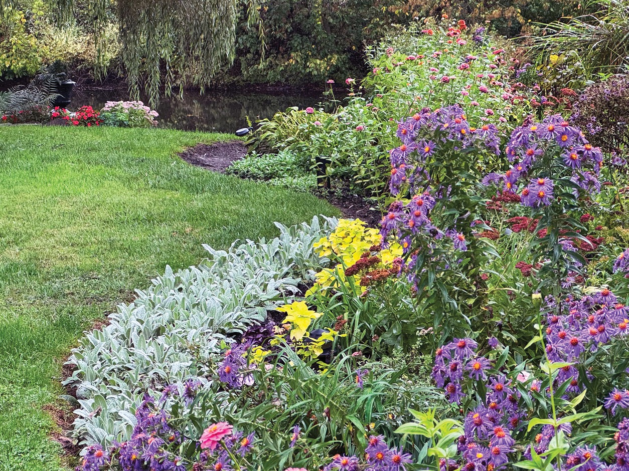 GG188 RGA 05 IMG 4353: Packed with colorful perennials, this full-sun cottage garden shows off from spring to fall.