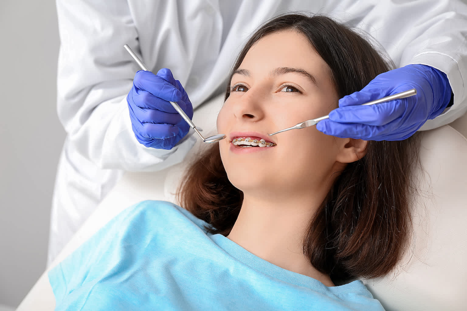 素材_出っ歯を治療中の女性