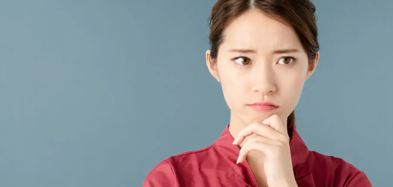 素材_悩んでいる女性