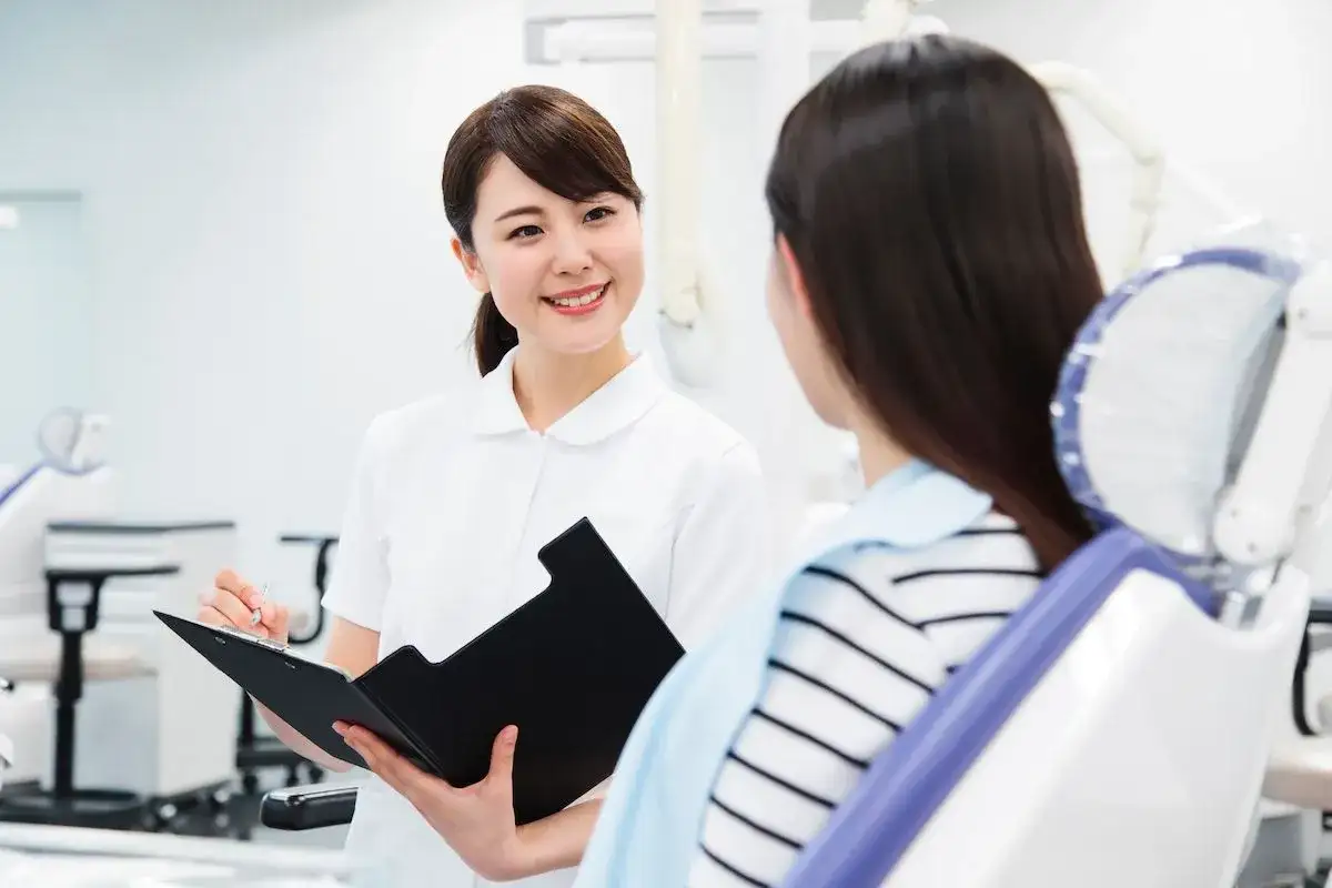 素材_患者に説明する衛生士