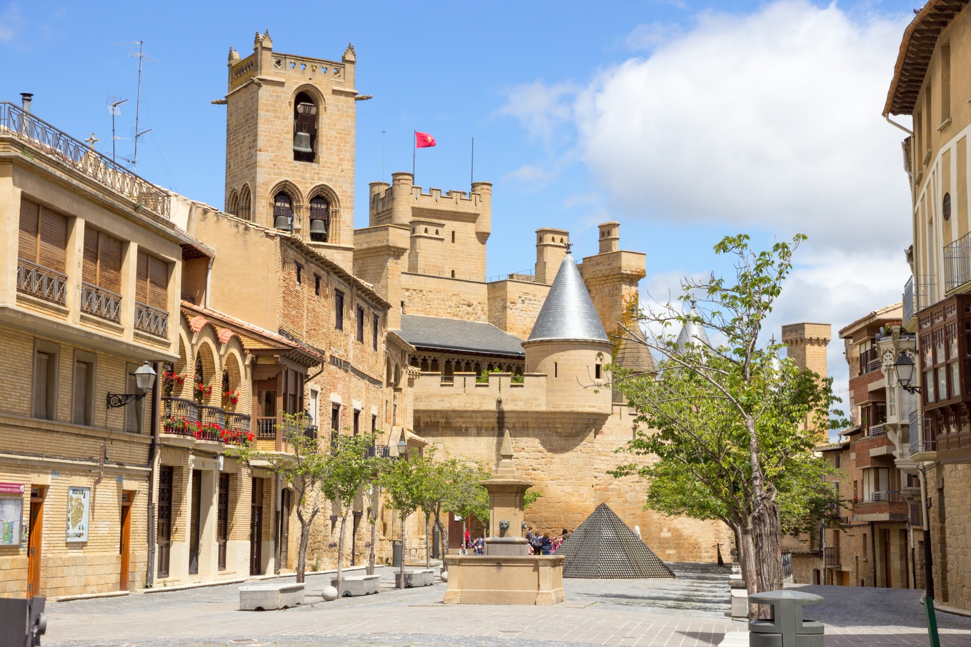 Medieval Spain car tour - View of the village of Olite