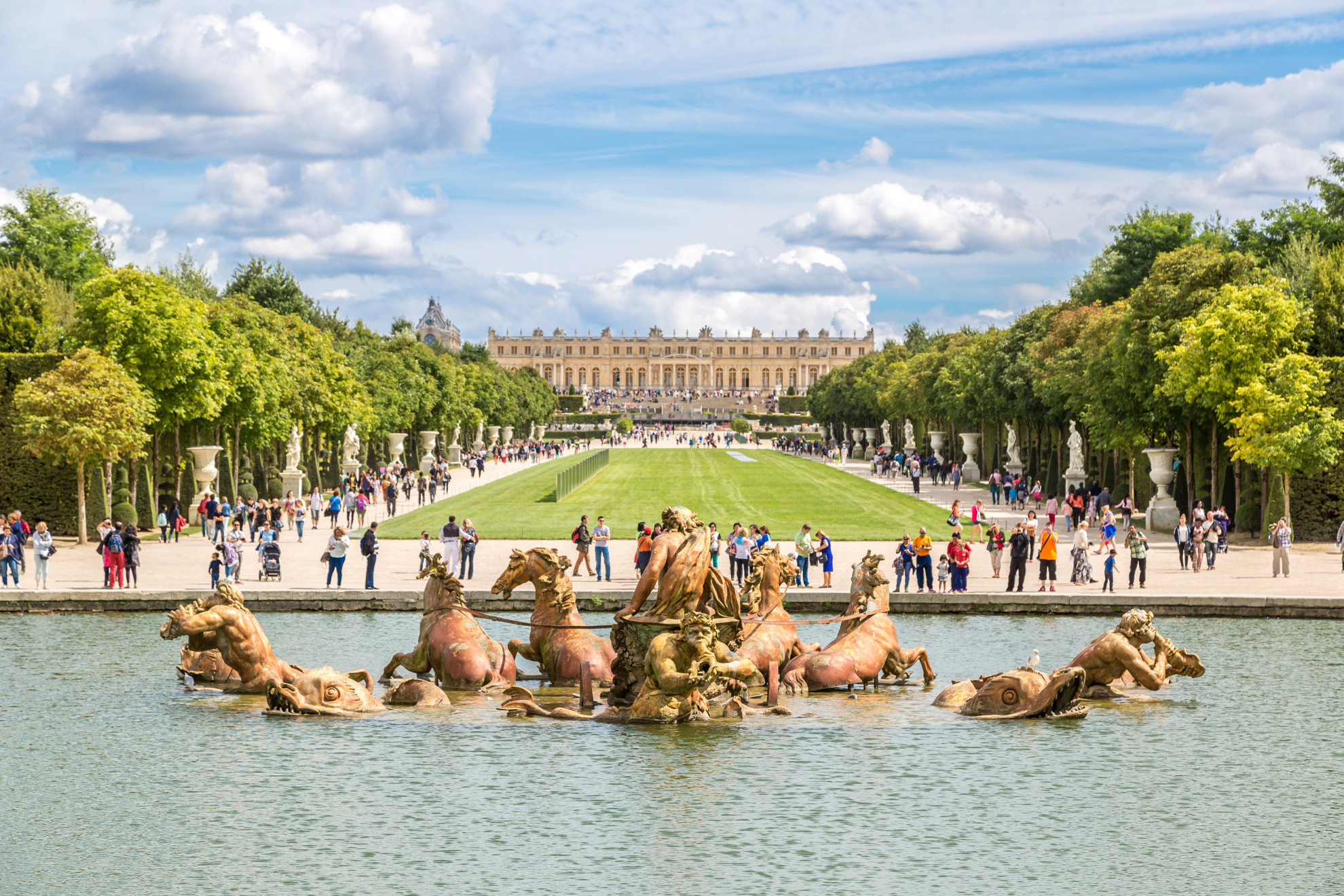 The fountain in front of the Palace of Versailles © Shutterstock