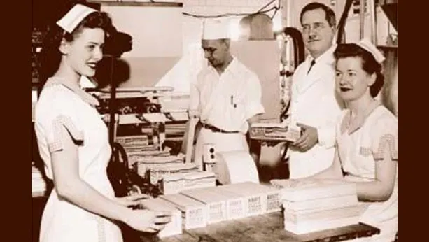 1920s photo of workers assembling Philadelphia cream cheese aluminum foil.