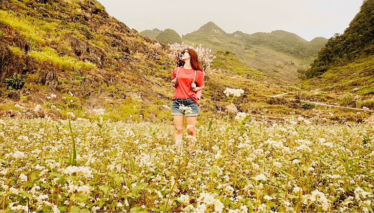 VO THI HONG running in a field