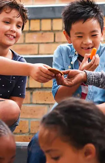 kids sharing food