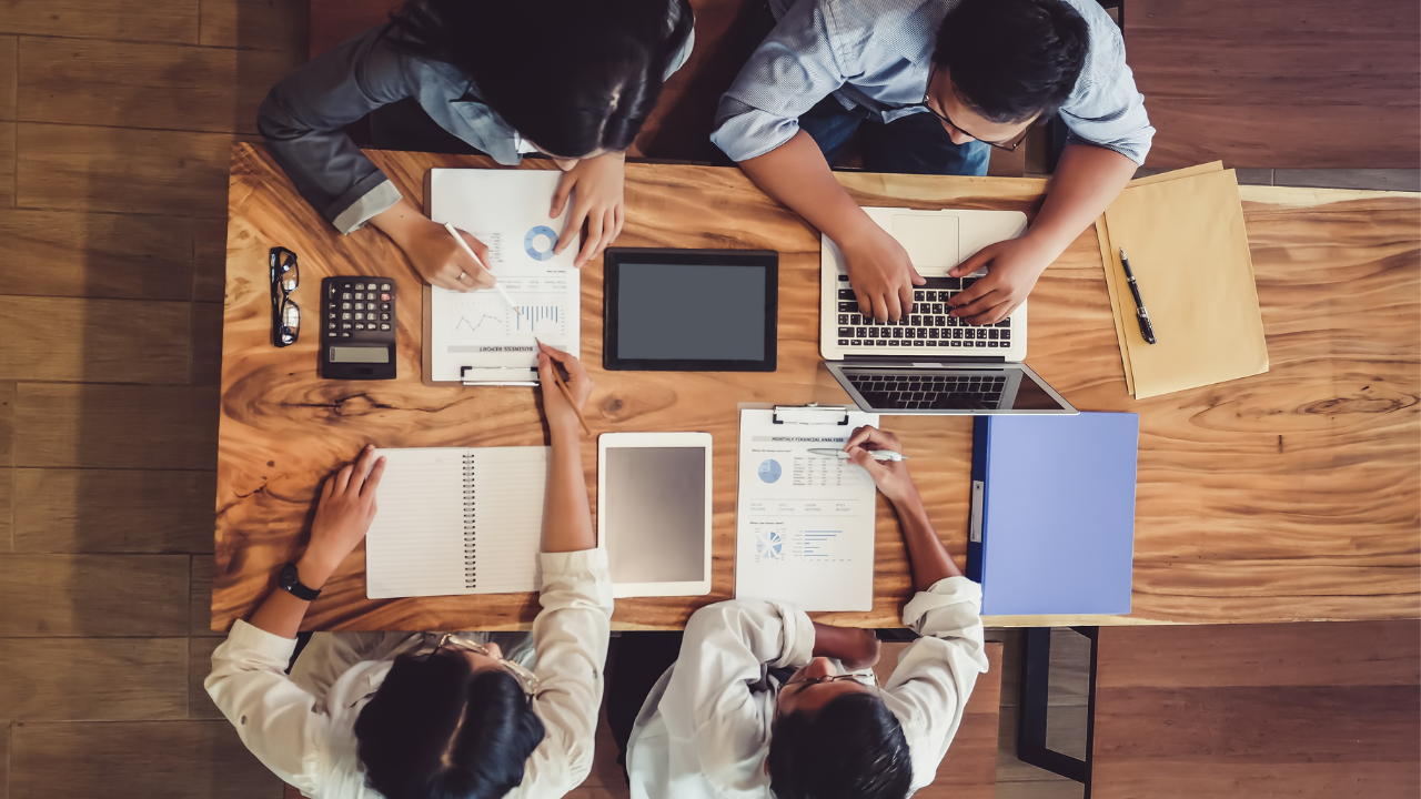 行銷團隊在會議中討論網紅口碑行銷策略與品牌合作成效