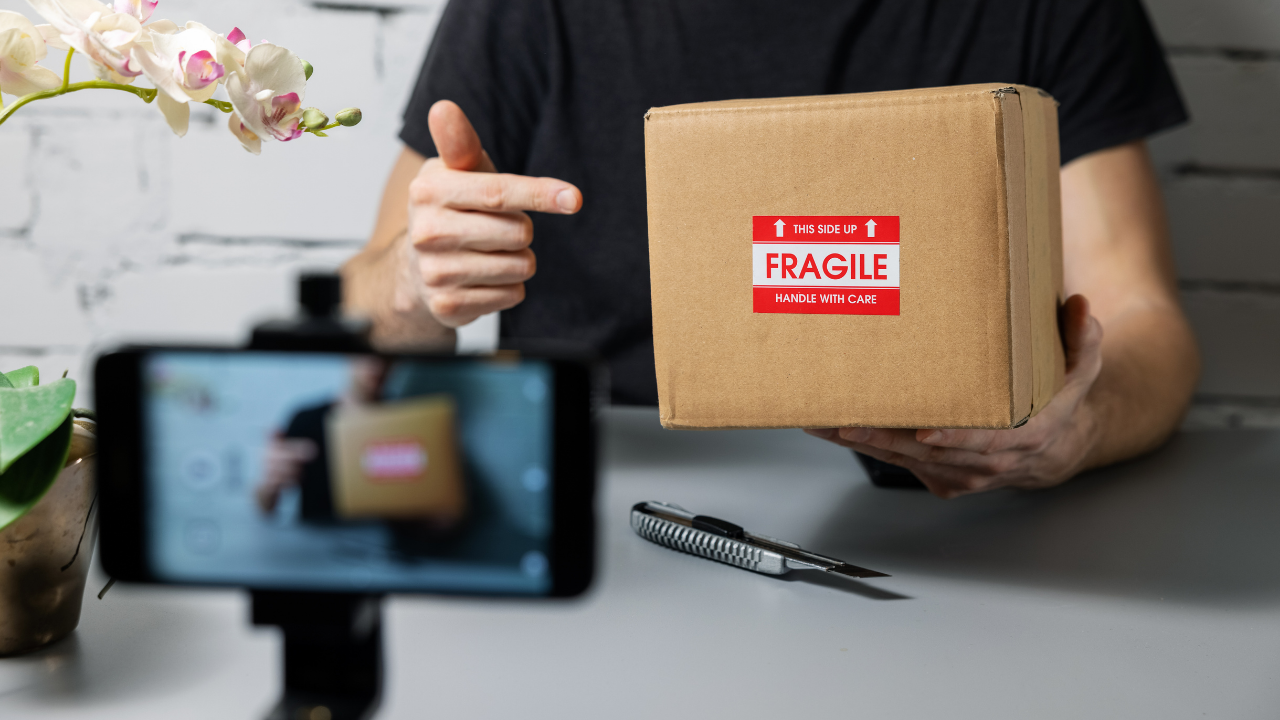 創作者拍攝開箱影片展示產品包裝，作為網紅口碑行銷內容之一