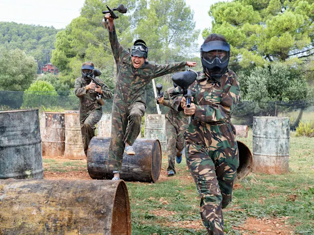 Préparez-vous pour une aventure remplie d’adrénaline au parc de paintball, où la compétition amicale et le travail d’équipe créent des moments excitants pour tous.