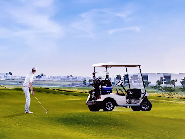 Schlagen Sie ab auf unserem Weltklasse-Golfplatz mit gepflegten Fairways, atemberaubenden Ausblicken und erstklassiger Ausstattung für ein unvergessliches Spiel.