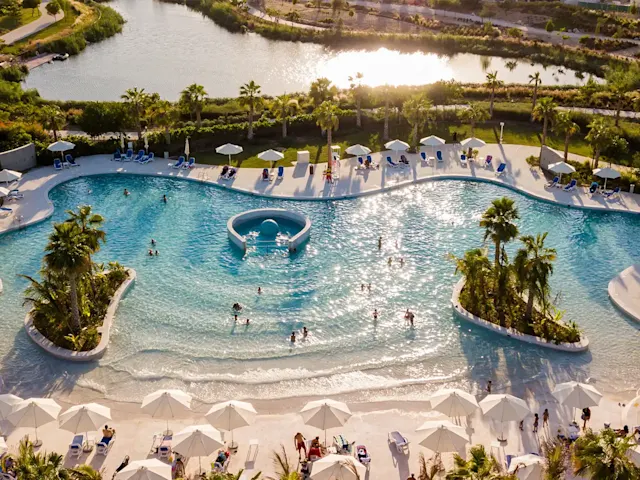 Rafraîchissez-vous dans notre piscine à vagues : plongez, surfez, profitez d’eaux peu profondes, d’une ambiance plage et de restaurants tendance.