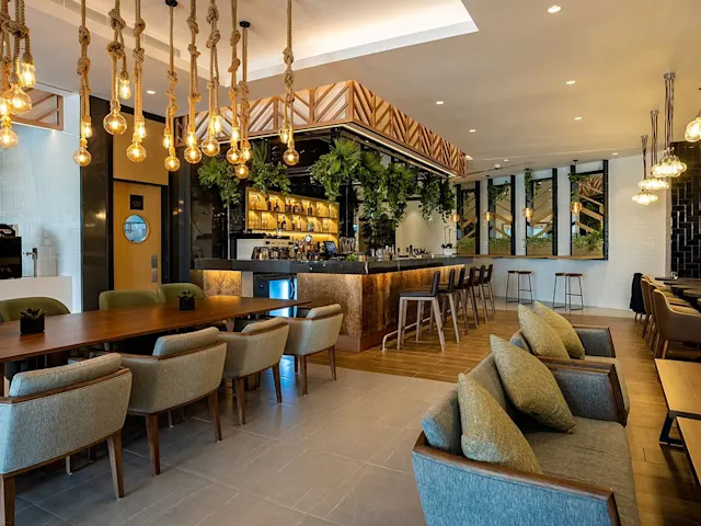 Savour a variety of international dishes from breakfast to dinner, with both dine-in and takeaway options in a casual bar setting, perfect for meetings and gatherings.