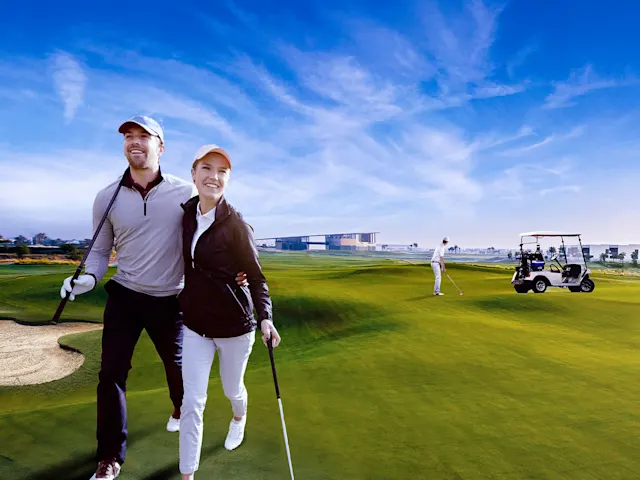 Schlagen Sie ab auf unserem erstklassigen Golfplatz mit üppigen Fairways, spektakulären Ausblicken und hochwertigen Einrichtungen für ein unvergessliches Spiel – jedes Mal.