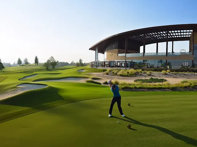 En plus du parcours de golf, le club-house de luxe de 30 000 pieds² propose une piscine à débordement, des restaurants raffinés et des équipements ultramodernes.