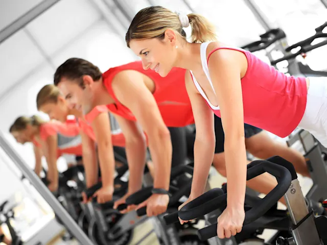 Bleiben Sie aktiv und voller Energie im komplett ausgestatteten Fitnessstudio, das alles bietet, was Sie für ein ganzheitliches Training benötigen.