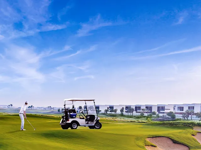 Schlagen Sie ab auf unserem Weltklasse-Golfplatz mit üppigen Fairways, atemberaubenden Ausblicken und erstklassiger Ausstattung – für ein unvergessliches Spiel jedes Mal.