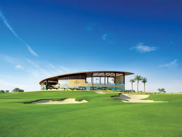 Muhteşem golf sahasına eşlik eden yaklaşık 2.800 m²’lik lüks kulüp binasında; sonsuzluk havuzu, seçkin restoranlar ve en yeni olanaklarla ayrıcalıklı bir yaşam sizi bekliyor.
