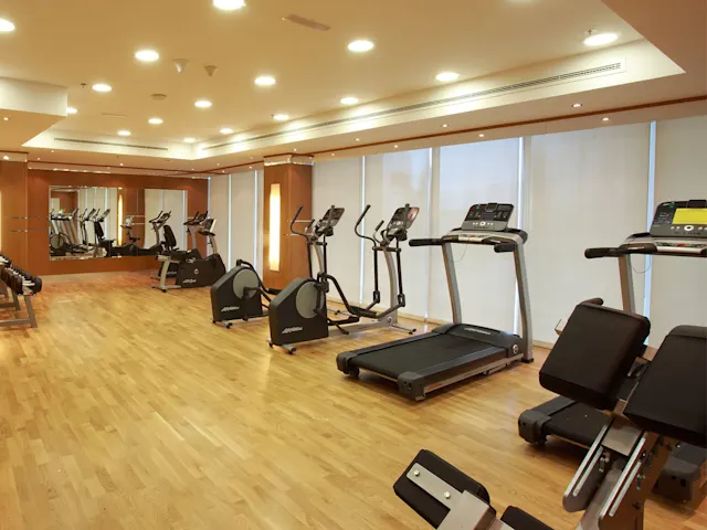 Bleiben Sie fit im erstklassig ausgestatteten Fitnessstudio mit modernsten Geräten, die all Ihren Trainingsbedürfnissen gerecht werden.