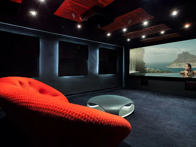 Erleben Sie Filmgenuss pur in einem exklusiven Dine-in-Kino mit luxuriösen Sitzen und erstklassigem Service – inspiriert von den legendären Paramount-Vorführräumen.
